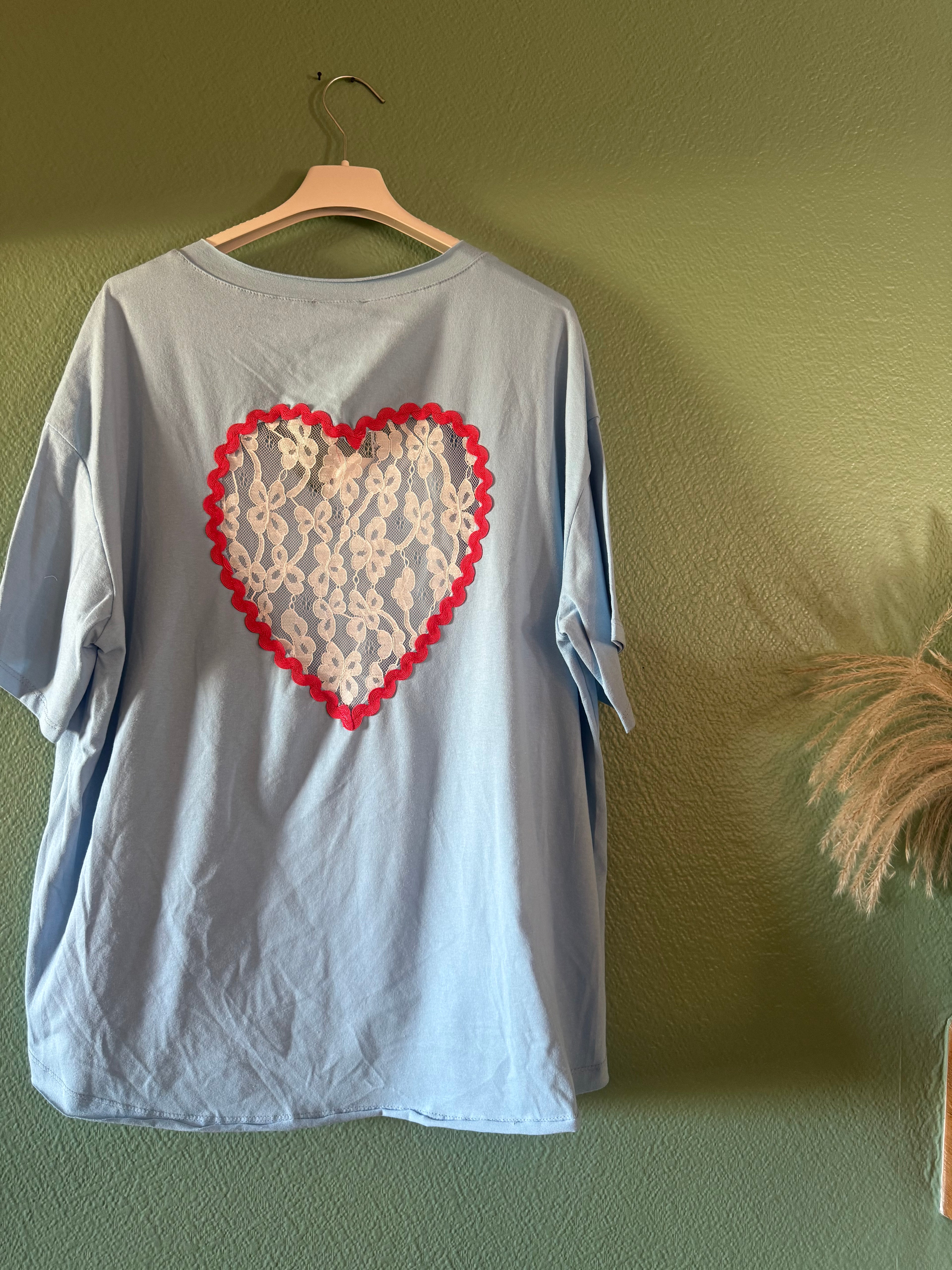 Tee-shirt coeur en dentelle dans le dos