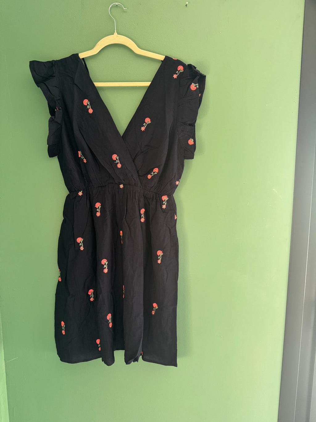 Robe courte bleu marine et fleur rose
