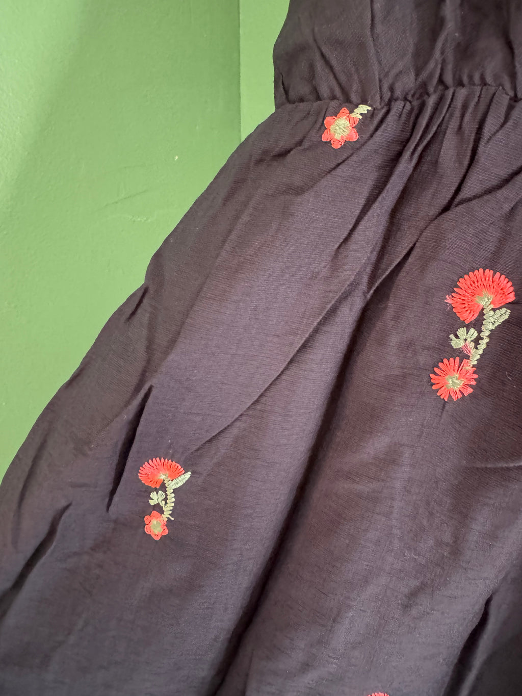 Robe courte bleu marine et fleur rose