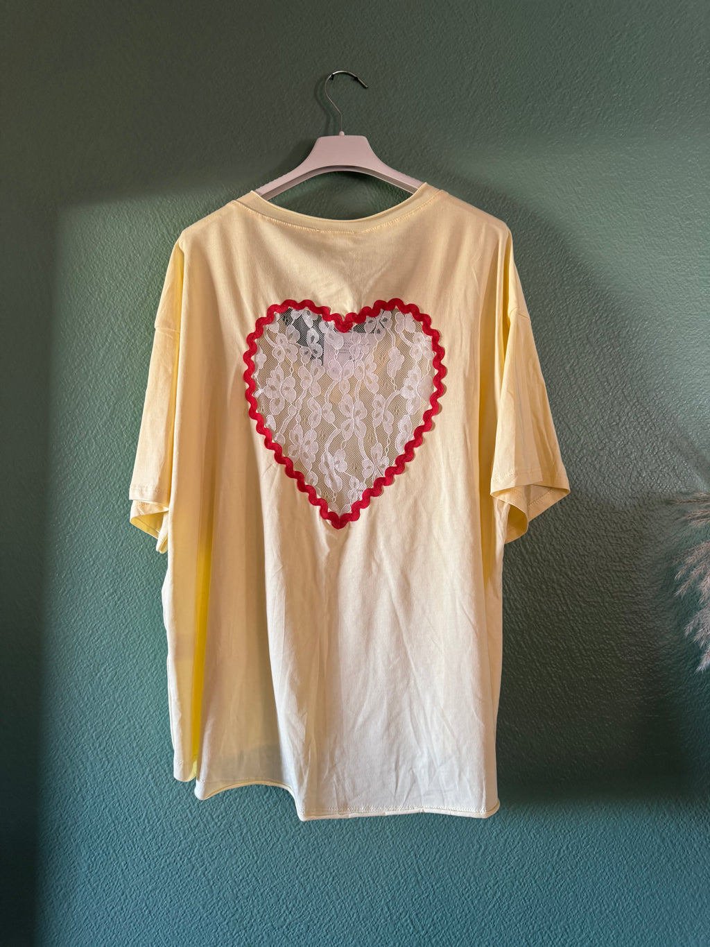 Tee-shirt coeur en dentelle dans le dos