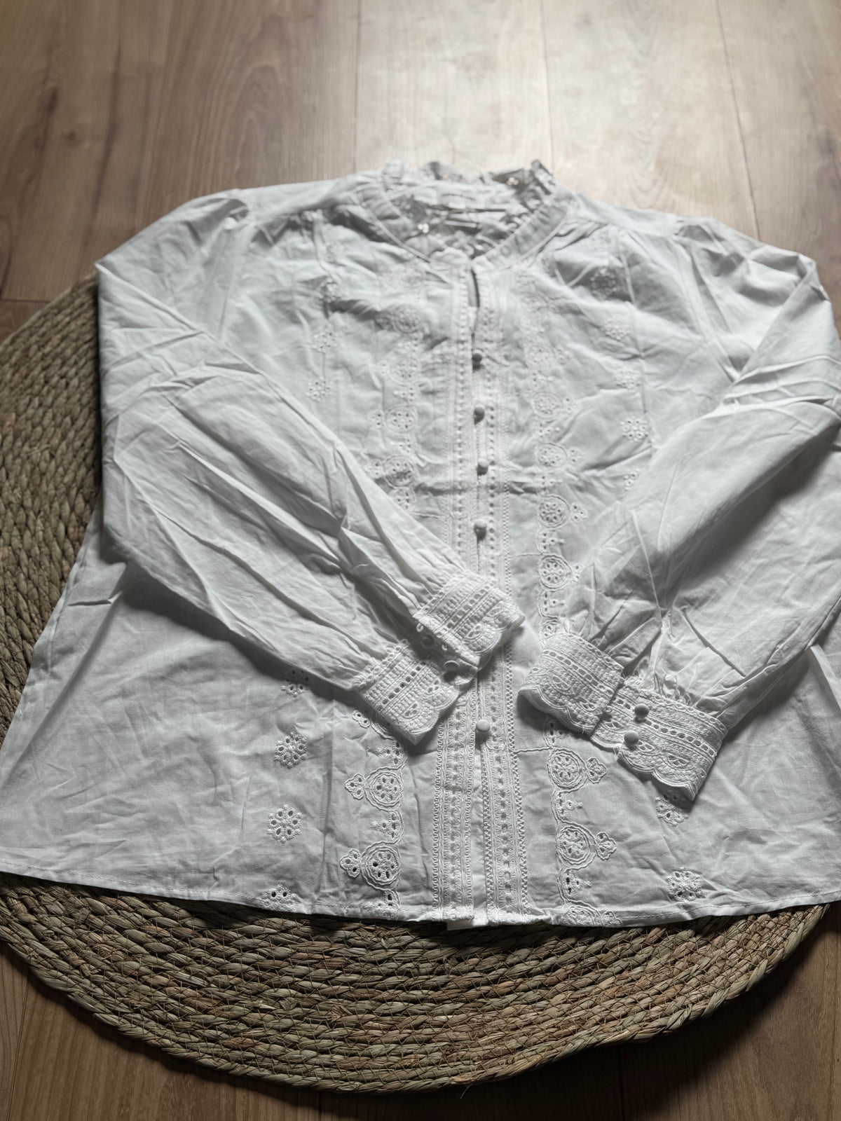 Blouse blanche brodée