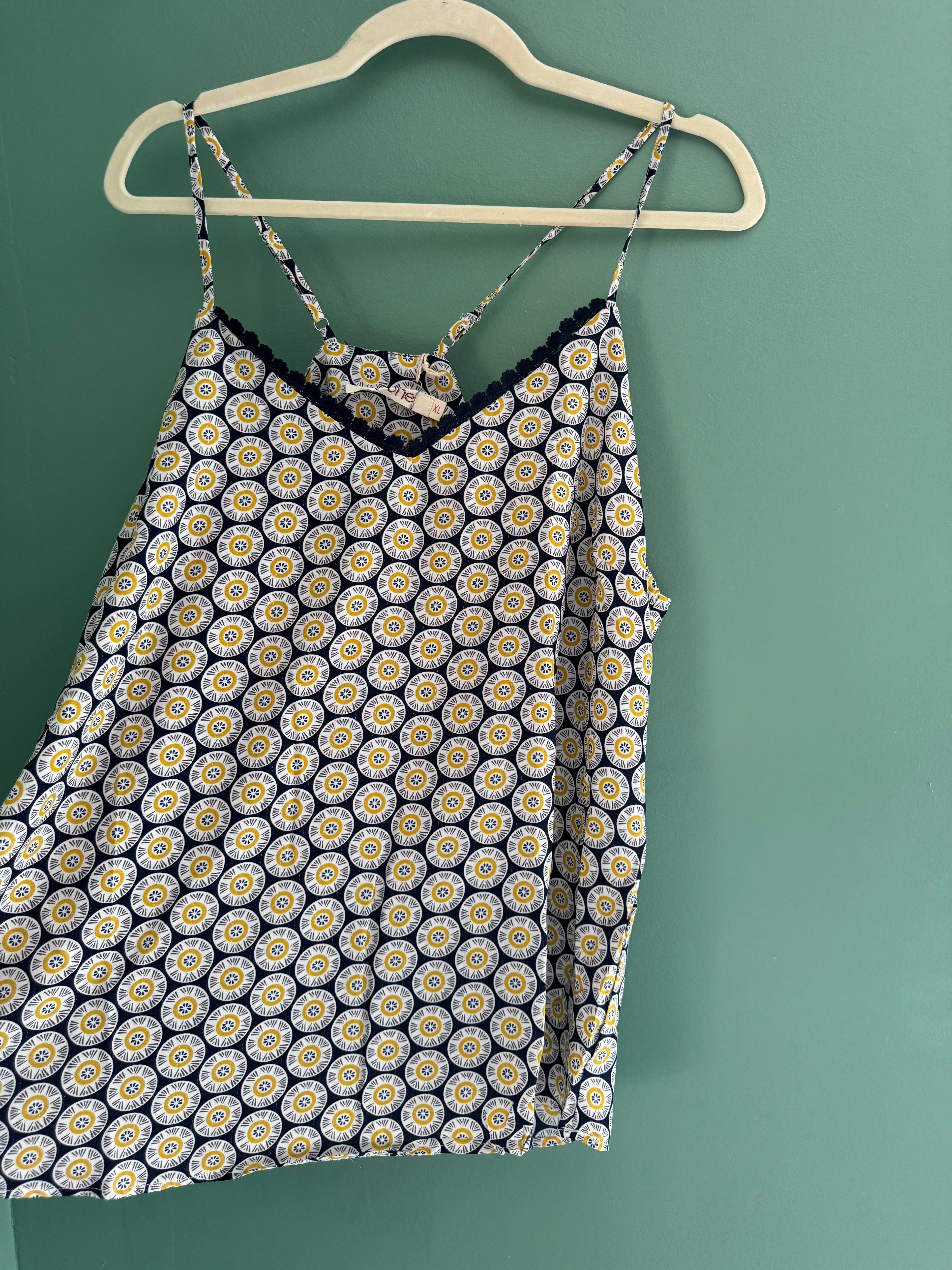 Débardeur bleu marine et jaune
