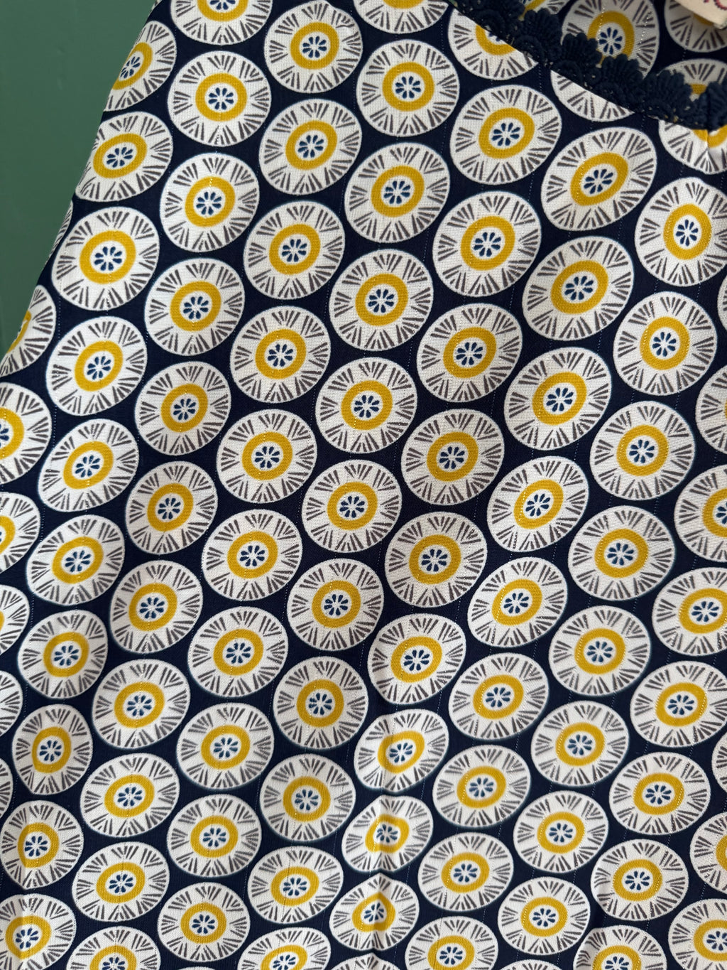 Débardeur bleu marine et jaune