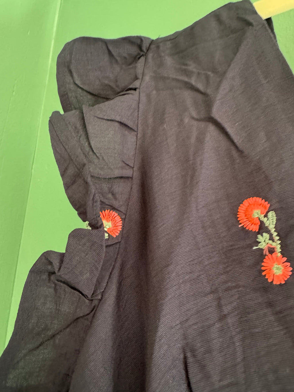 Robe courte bleu marine et fleur rose