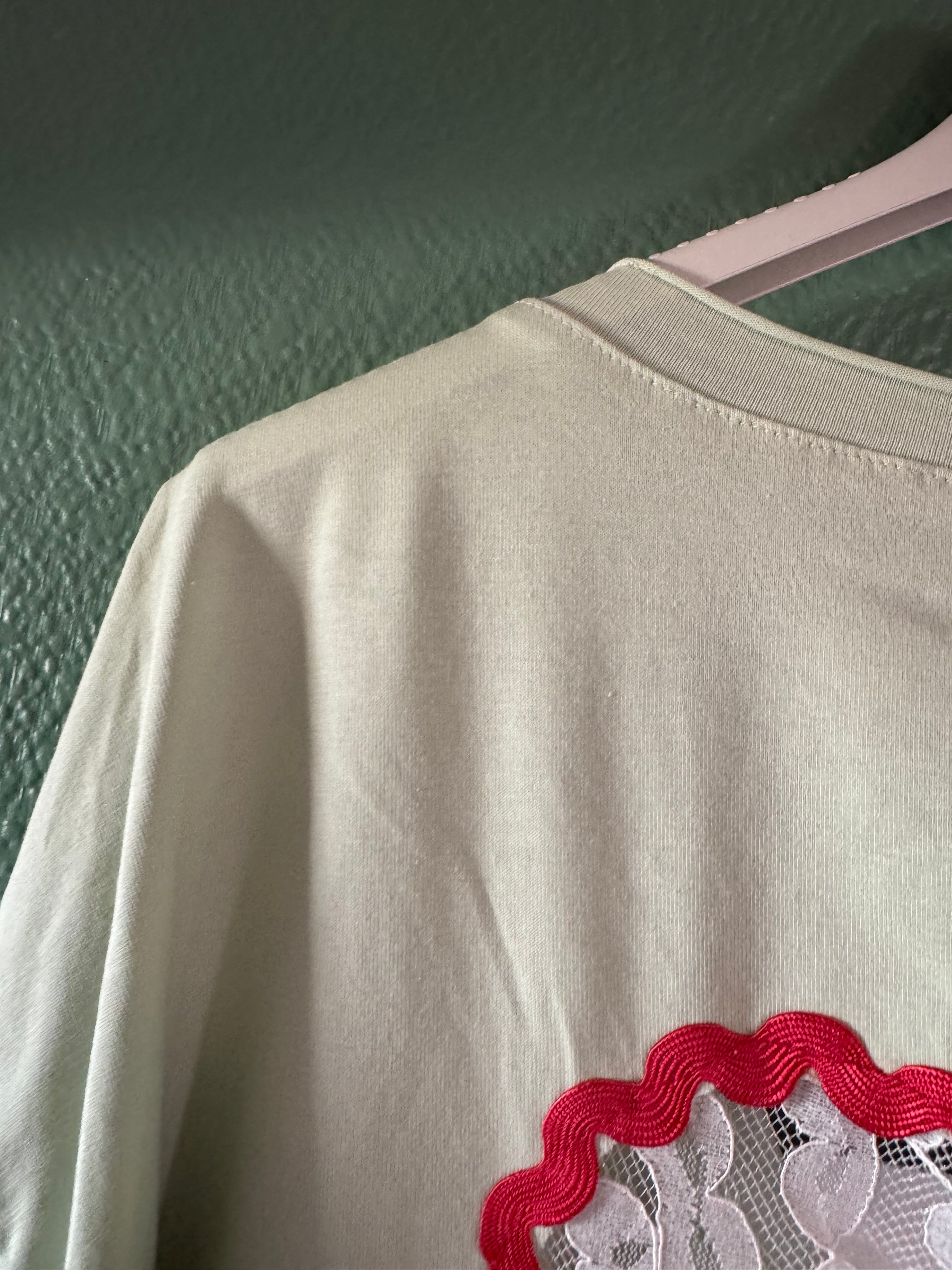 Tee-shirt coeur en dentelle dans le dos